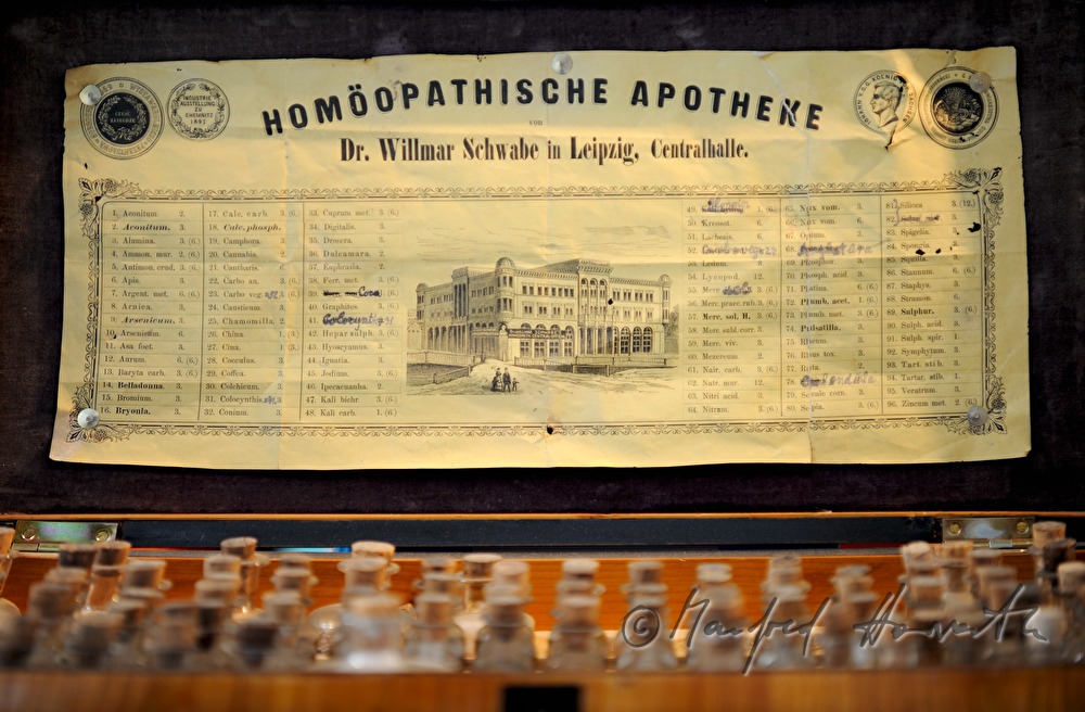 Arzneischrank mit homöopathischer Medizin (Globuli in Röhrchen)