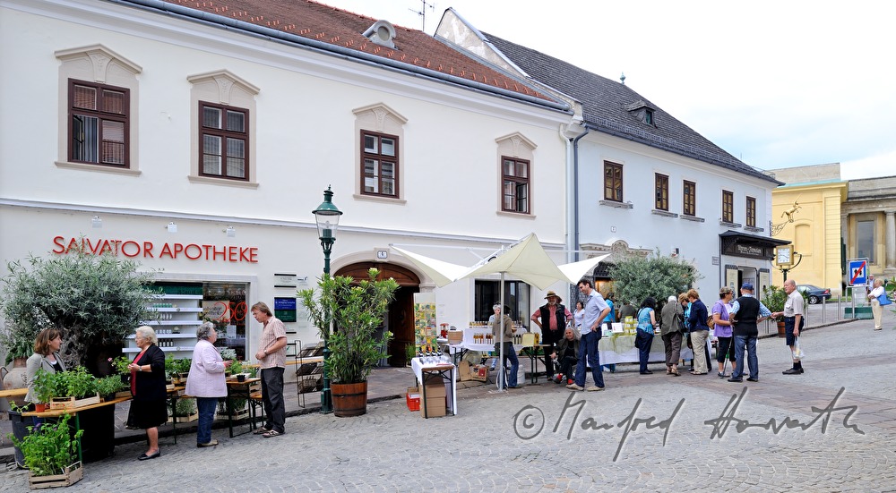 Kräutermarkt in der Fussgängerzone vor der Apotheke