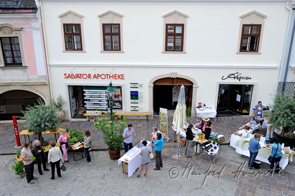 Kräutermarkt in der Fussgängerzone vor der Apotheke