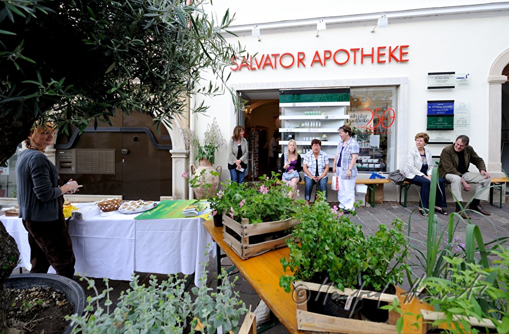 Kräutermarkt in der Fussgängerzone vor der Apotheke