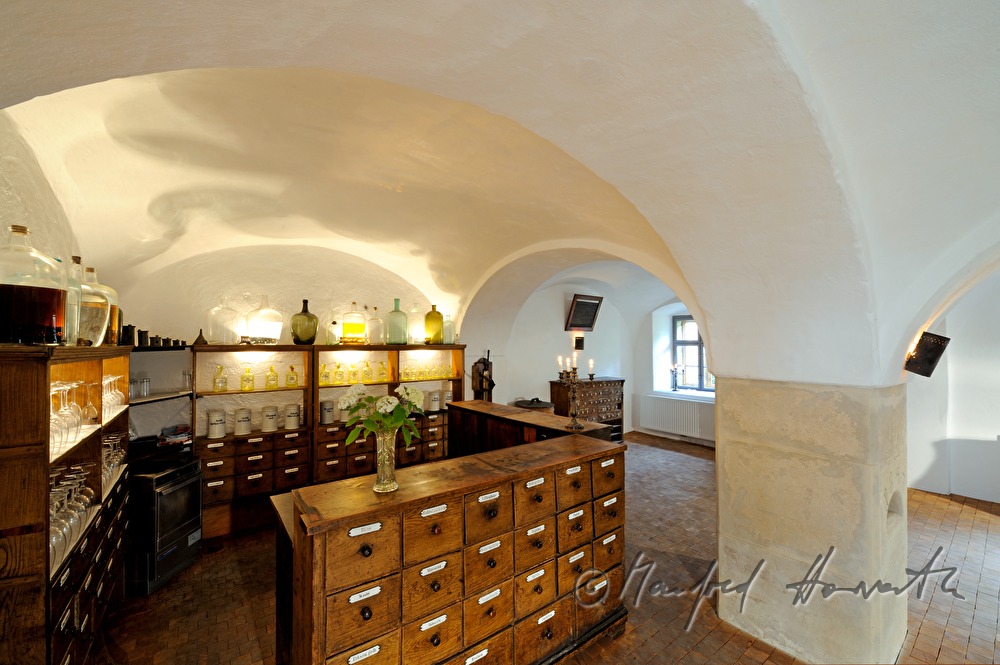 Ausstellung: historischer Apothekerschrank in einem Gewölbe