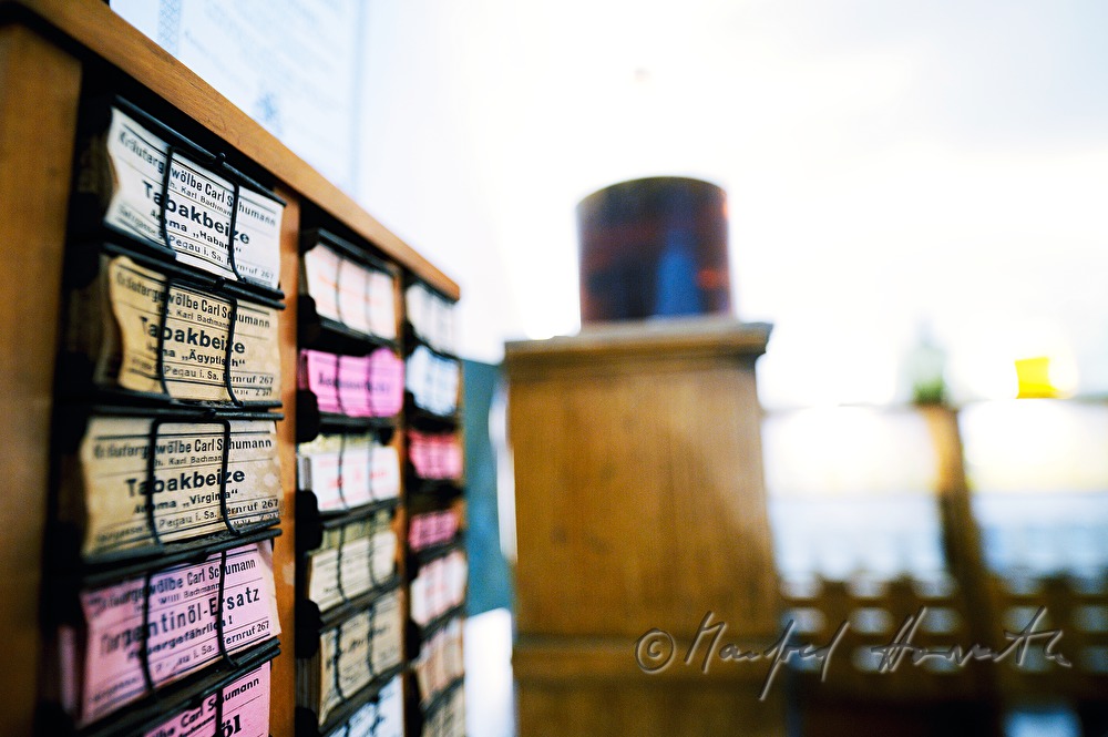 Ausstellung: historischer Apothekerschrank in einem Gewölbe