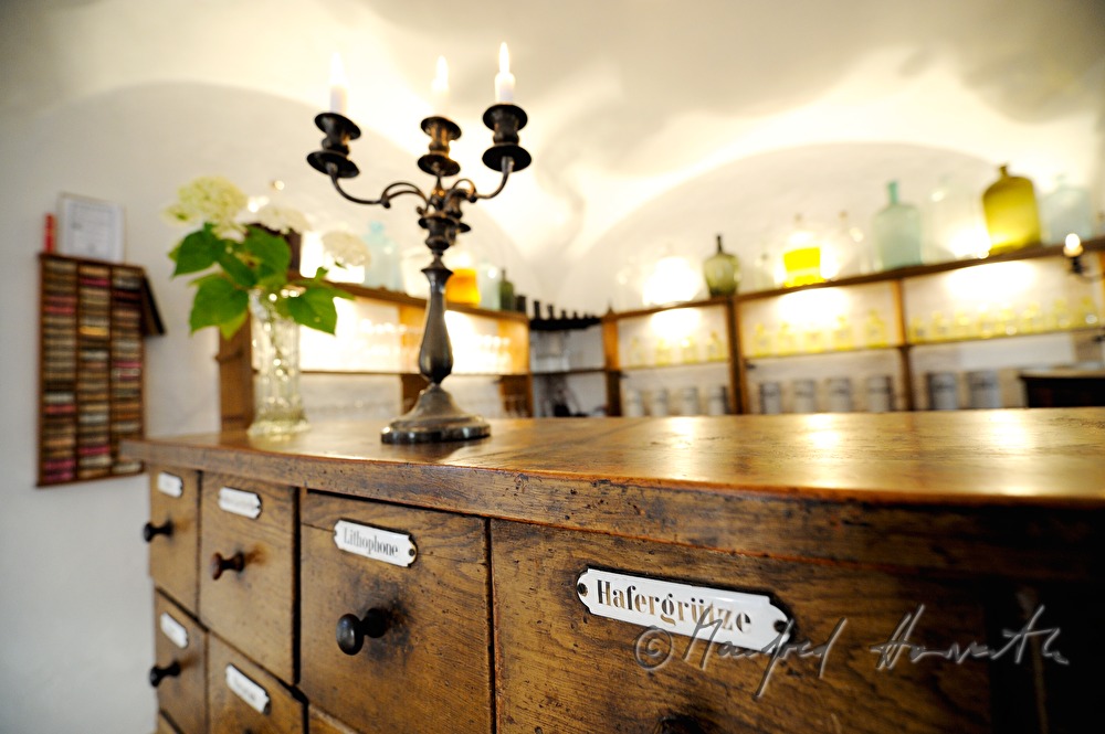 Ausstellung: historischer Apothekerschrank in einem Gewölbe