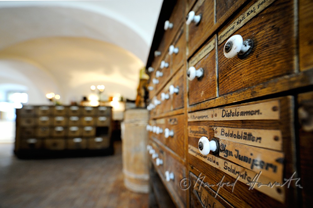 Ausstellung: historischer Apothekerschrank in einem Gewölbe