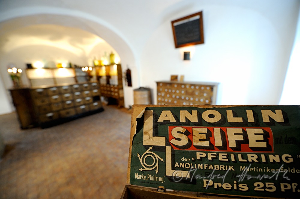 Ausstellung: historischer Apothekerschrank in einem Gewölbe