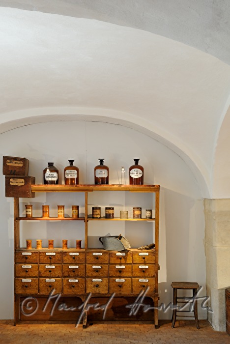 Ausstellung: historischer Apothekerschrank in einem Gewölbe