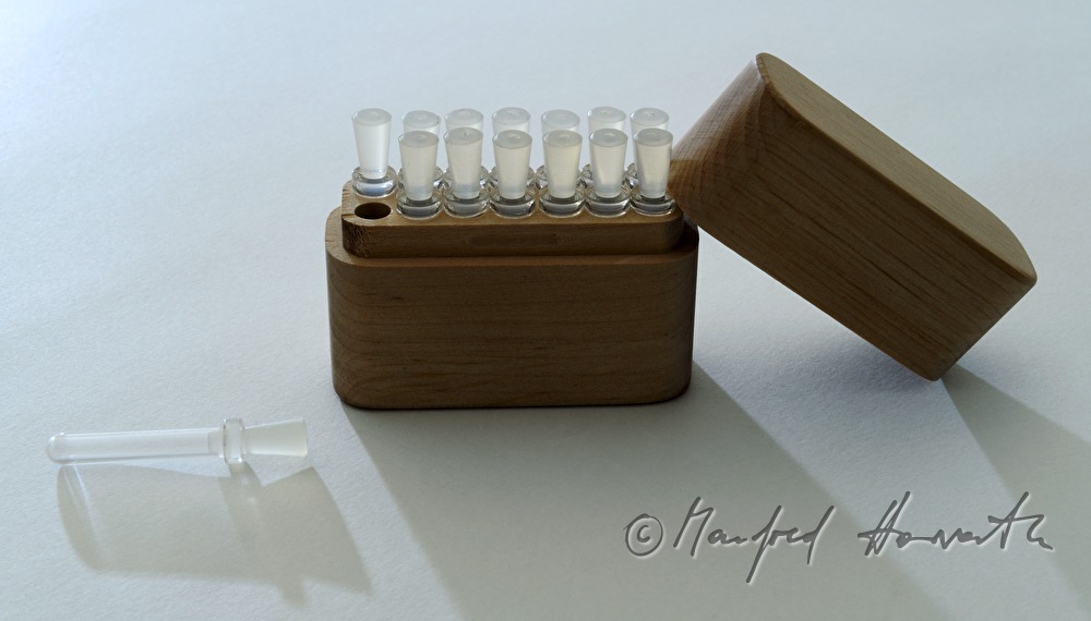 Arzneischrank mit homöopathischer Medizin (Globuli in Röhrchen)