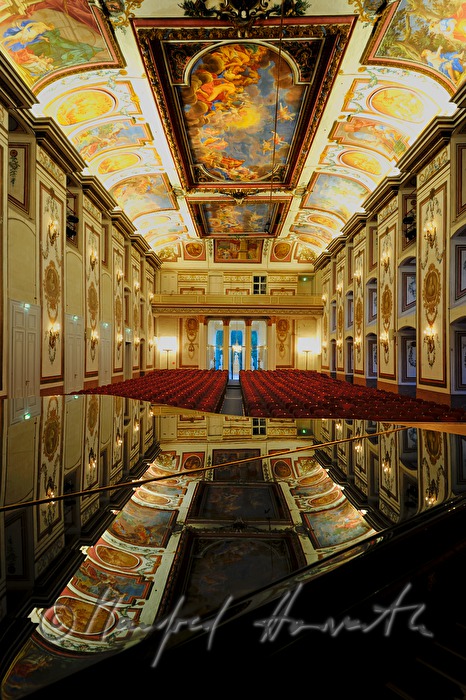 Haydnsaal spiegelt sich in einem Flügel