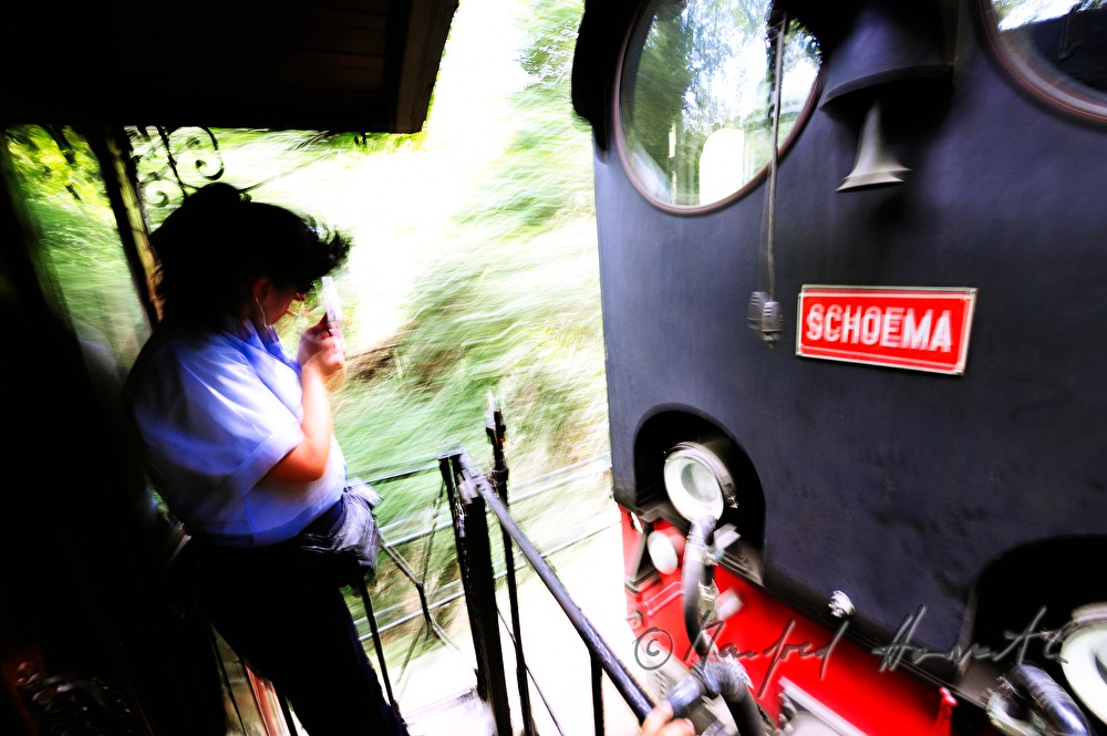 Schaffnerin der Pilionbahn raucht auf Plattform
