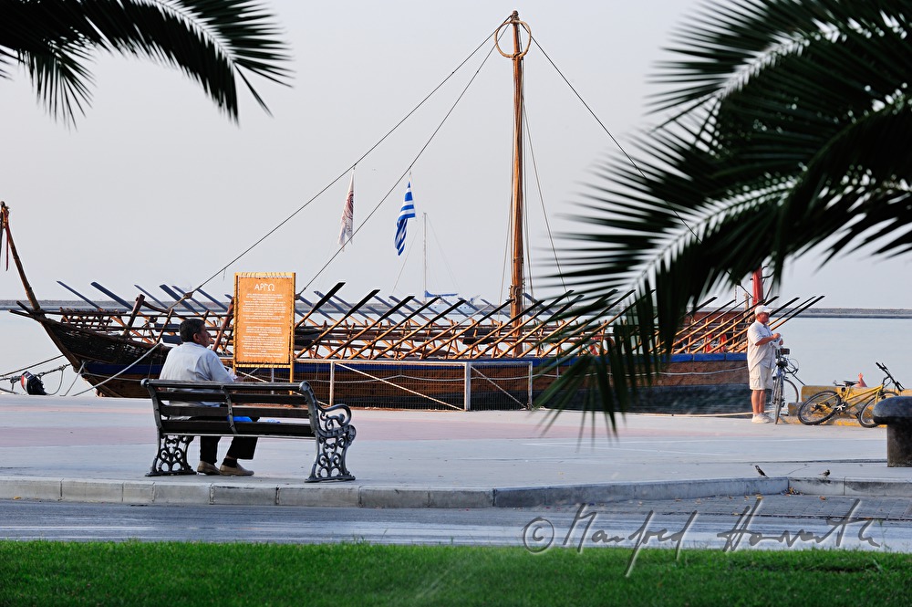 Fischer bei einer Galeere im Hafen