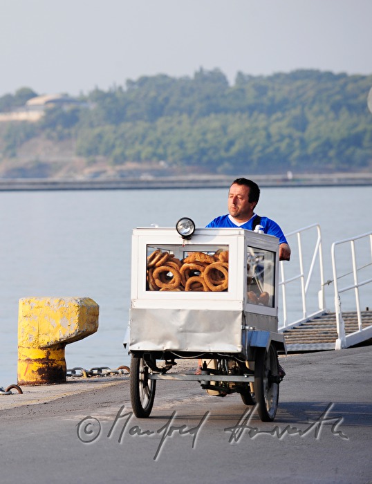 Brotverkäufer auf der Mole im Hafen