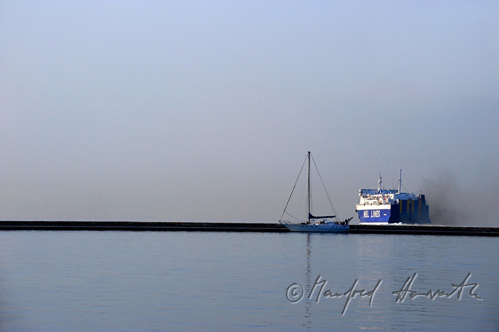 Segelboot und Fähre im Hafen