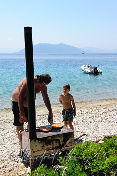 Pizzabacken am Strand mit transportablem Ofen