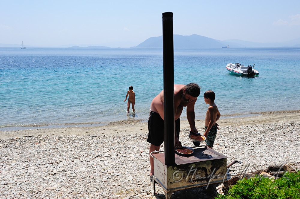 Pizzabacken am Strand mit transportablem Ofen