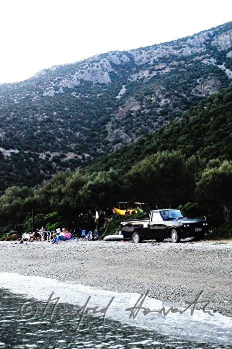 Wildcamper an einem einsamen Strand