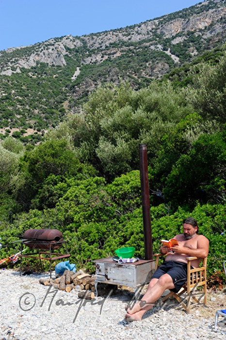 Pizzabacken am Strand mit transportablem Ofen