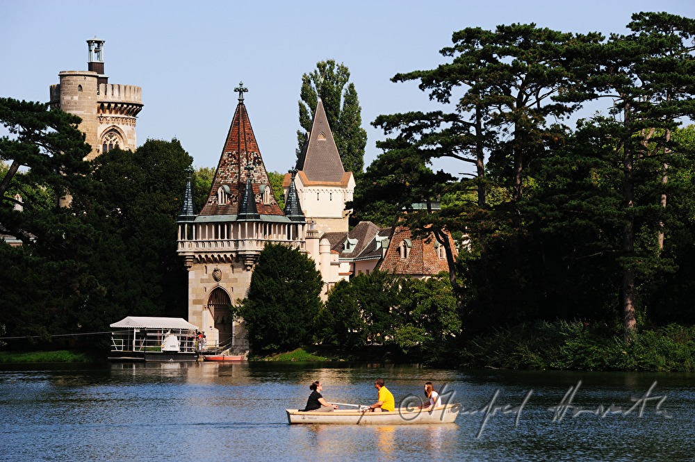 Franzensburg auf einer Insel im Schlosspark