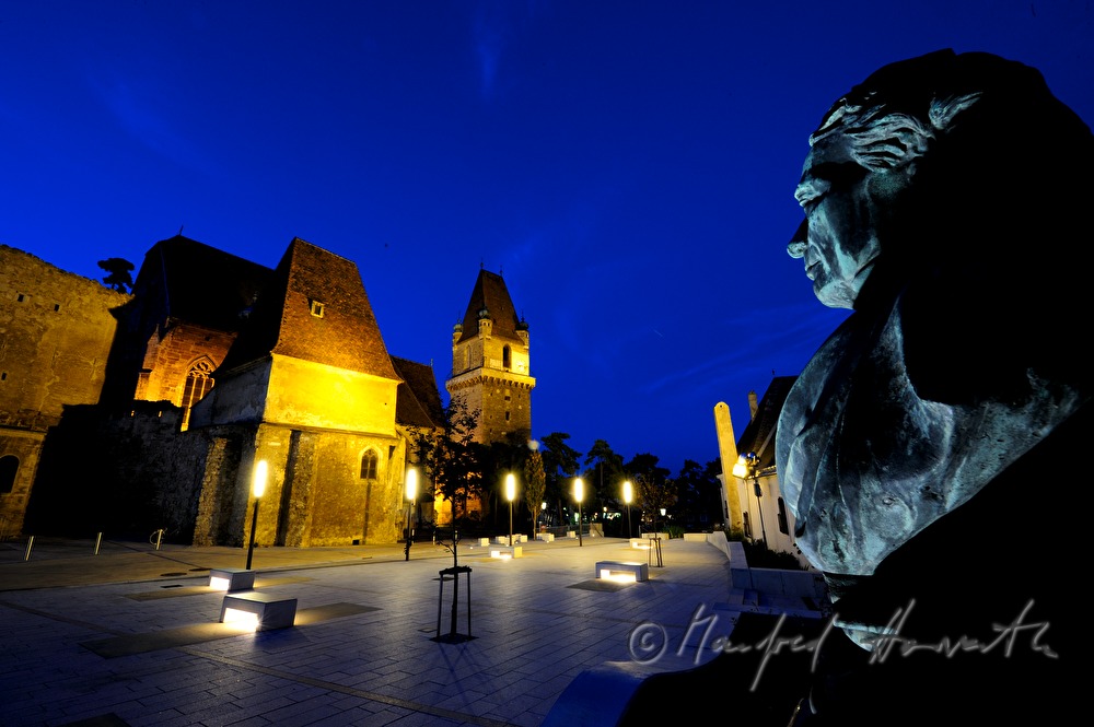 Burg Perchtoldsdorf und Burgvorplatz mit Josef Hyrtl-Büste