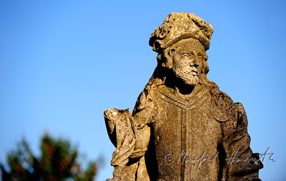 Detail einer barocken Figur am Wegrand