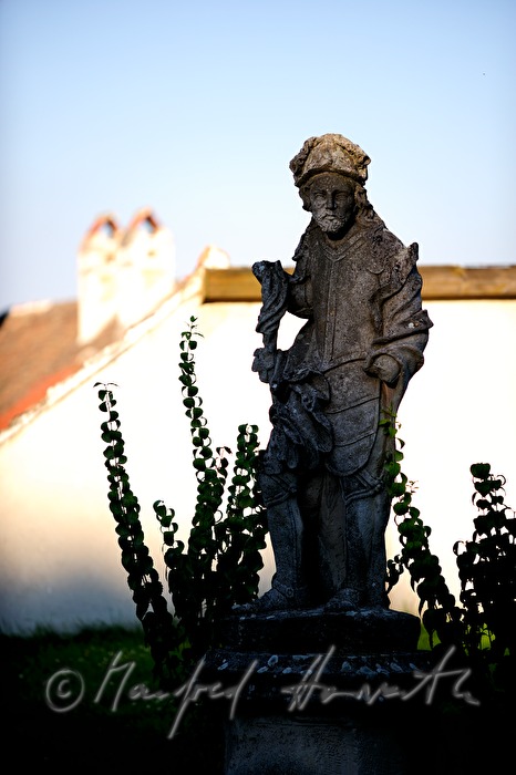 Detail einer barocken Figur am Wegrand