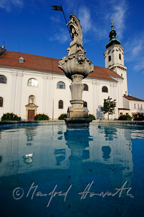Brunnen auf dem Hauptplatz und Stadtpfarrkirche