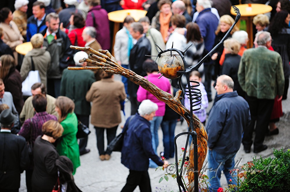 Skulptur vor dem Passionsspielhaus