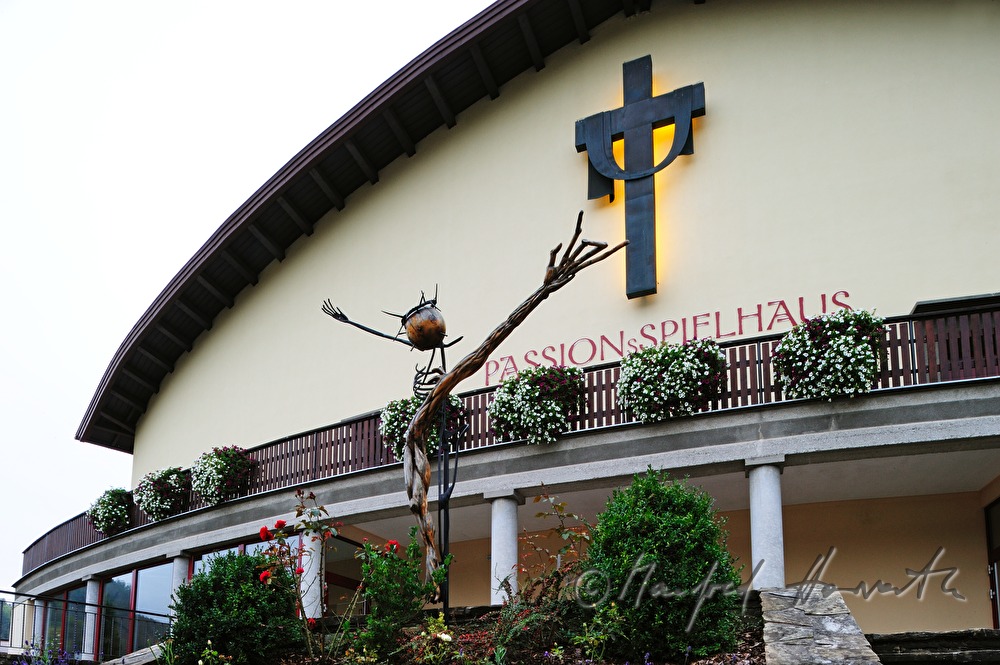 Skulptur vor dem Passionsspielhaus