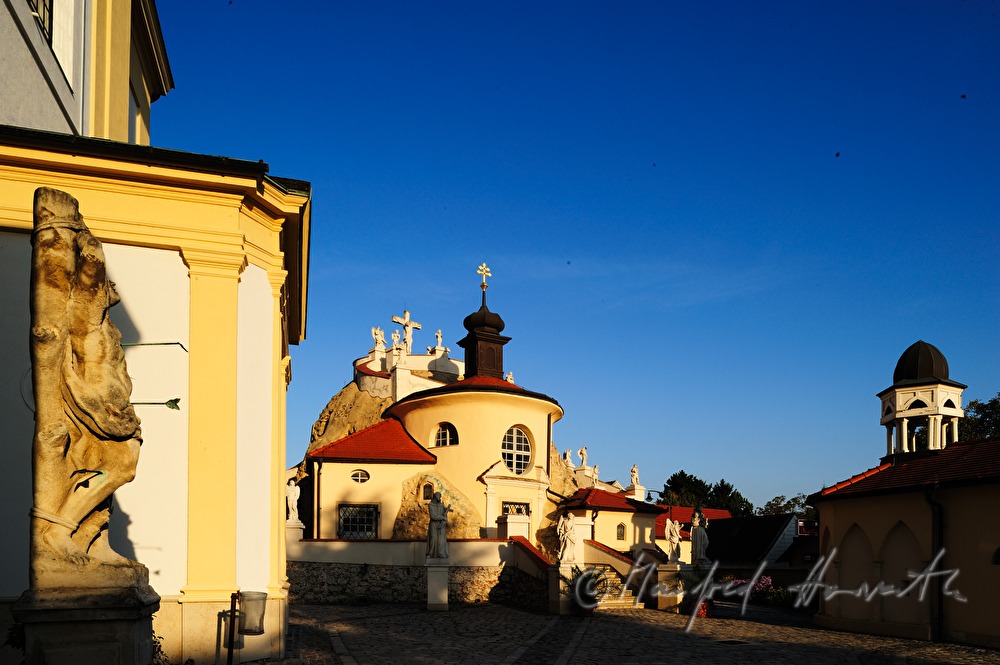 Kalvarienberg der Nikolauskirche in einer Kirchhofanlage