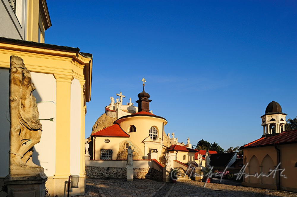 Kalvarienberg der Nikolauskirche in einer Kirchhofanlage