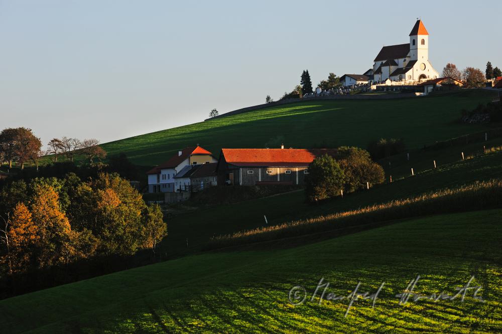 Wehrkirche, Bauernhof und Wiesen