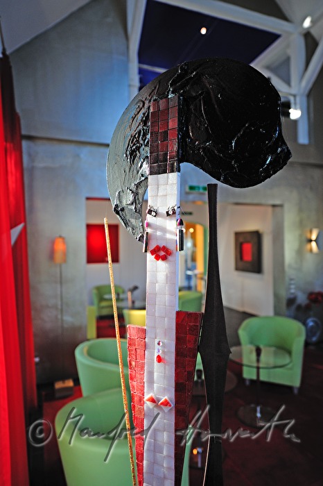 Kaminzimmer mit Kunstwerk im Hotel An-Alapanka-Ma