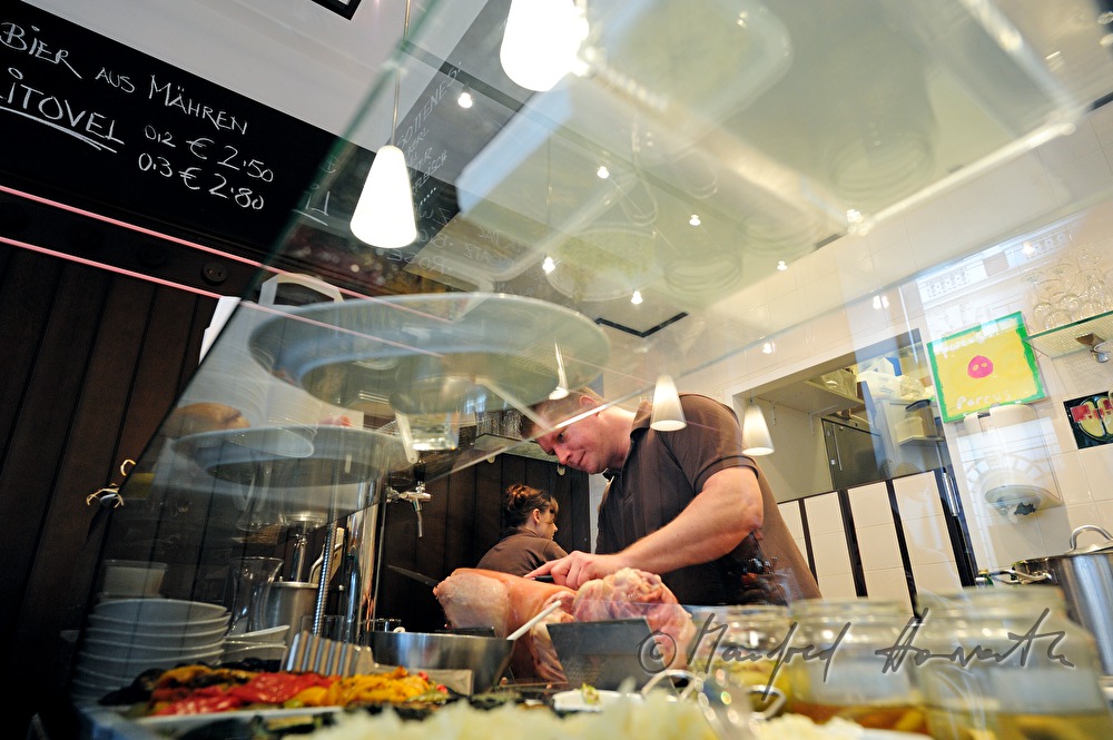 Restaurant Porcus, Koch schneidet Schinken