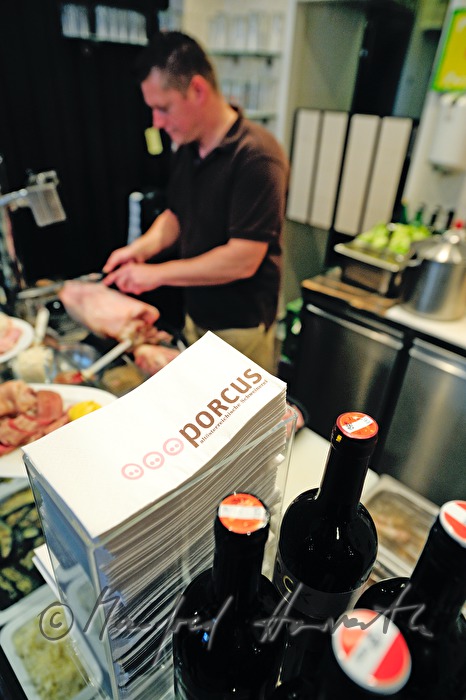 Restaurant Porcus, Koch schneidet Schinken