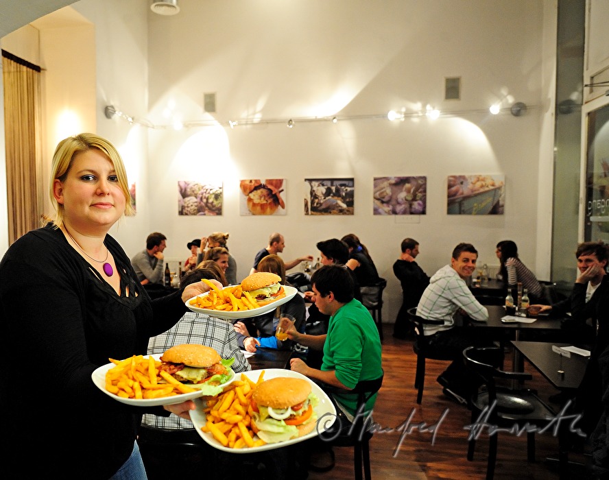 Betreiberin Barbara Bahr serviert Burger