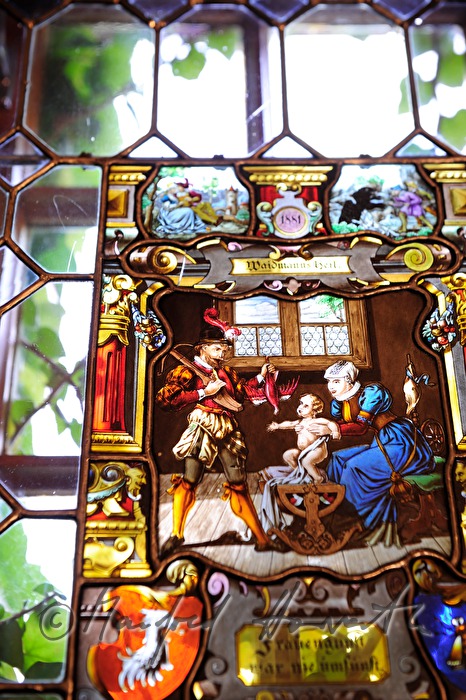 barockes Glasfenster im Wohnzimmer der Burg