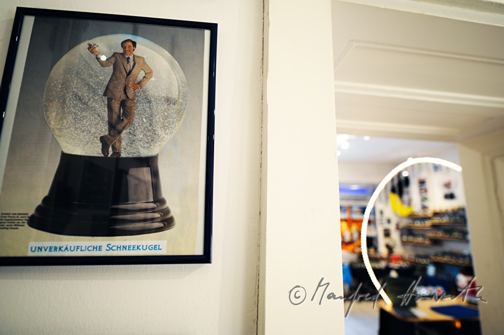 Erwin Perzy als Schneekugel-Figur im Museum