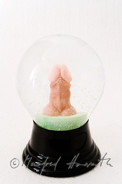 Penis in einer Schneekugel
