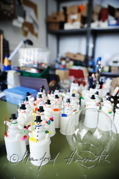 Produktion von Schneemann-Schneekugeln