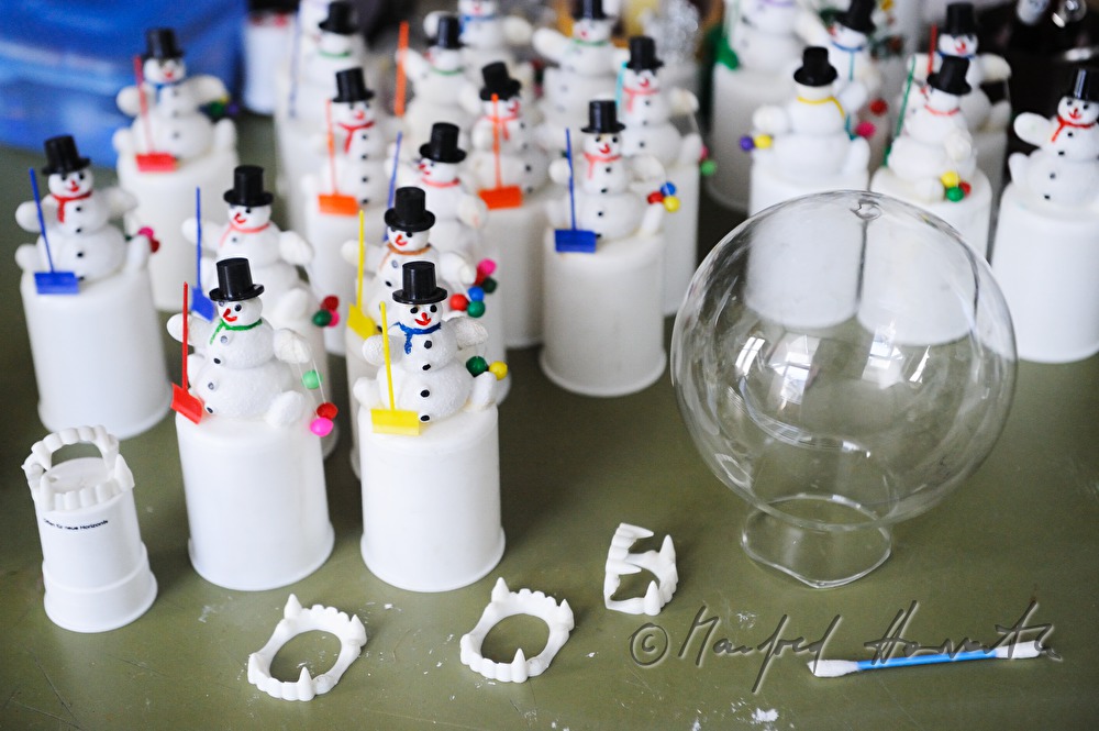 Produktion von Schneemann-Schneekugeln