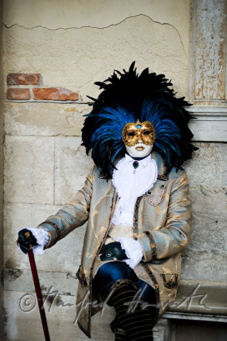 maskierter Mann beim Karneval vor dem Dogenpalast