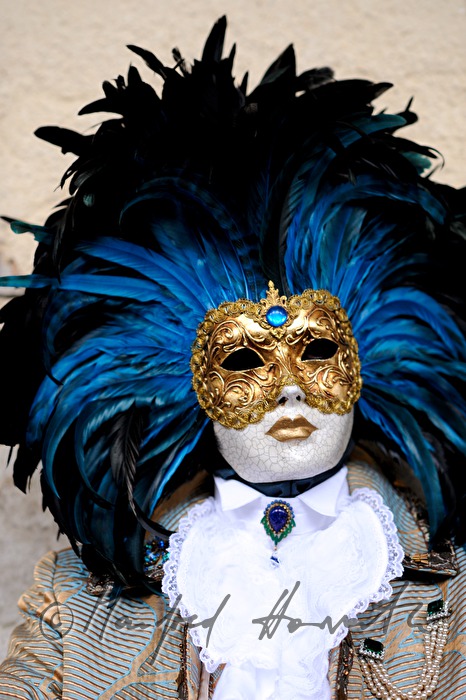 maskierter Mann beim Karneval vor dem Dogenpalast