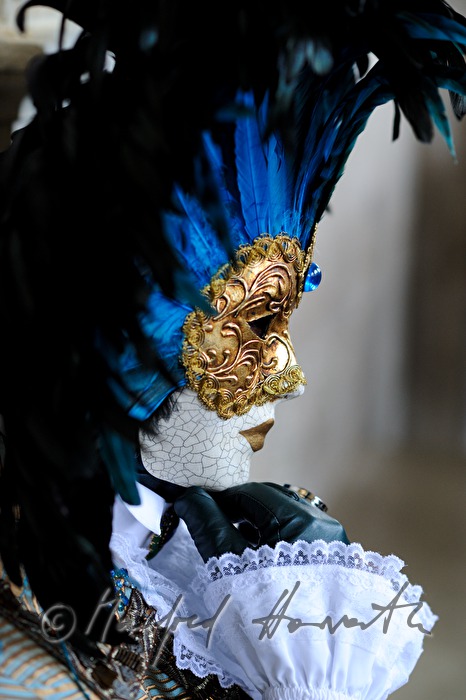 maskierter Mann beim Karneval vor dem Dogenpalast