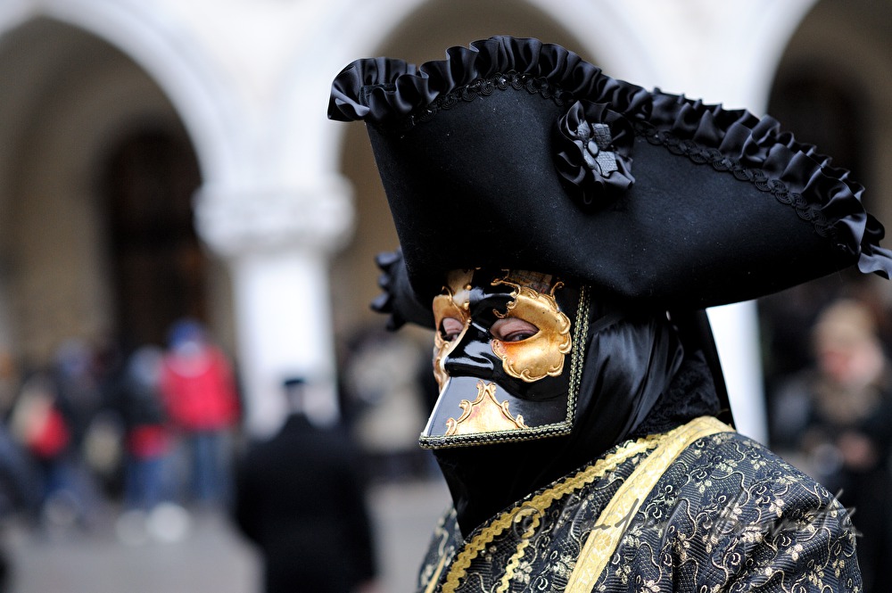 maskierter Mann beim Karneval vor dem Dogenpalast