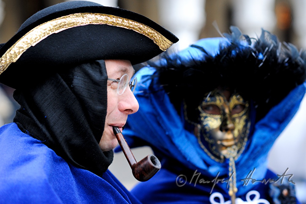 maskierter Mann beim Karneval vor dem Dogenpalast