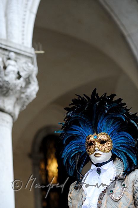 maskierter Mann beim Karneval vor dem Dogenpalast