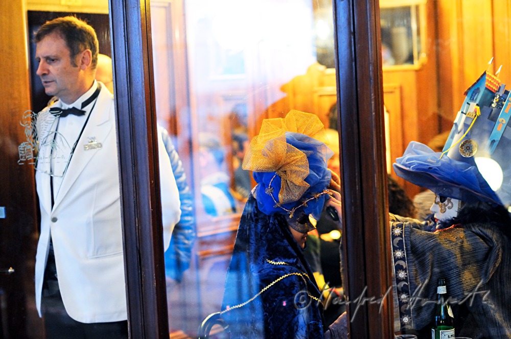 maskierte Frauen beim Karneval