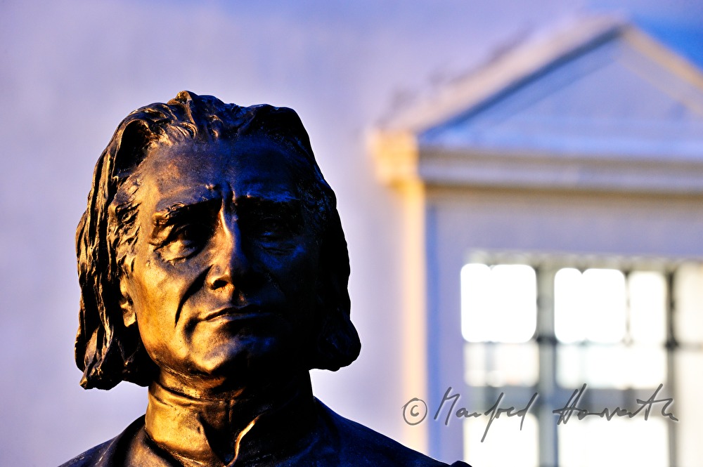Büste von Franz Liszt vor seinem Geburtshaus