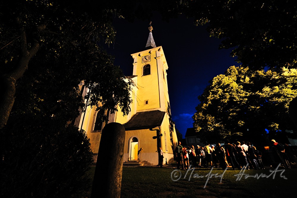 Wallfahrer vor der Kirche im Morgengrauen