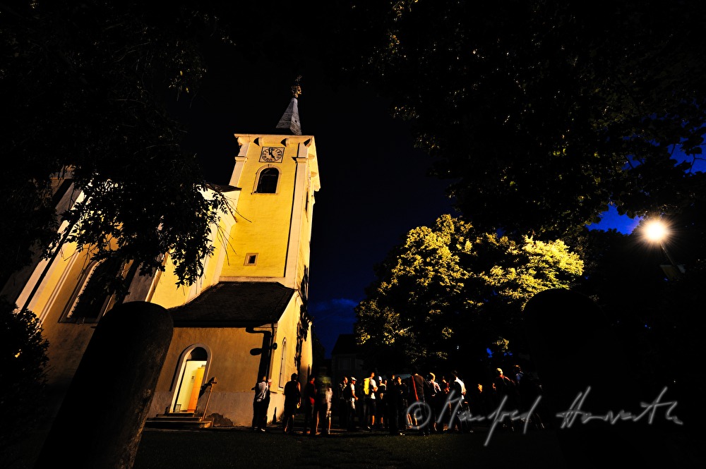 Wallfahrer vor der Kirche im Morgengrauen