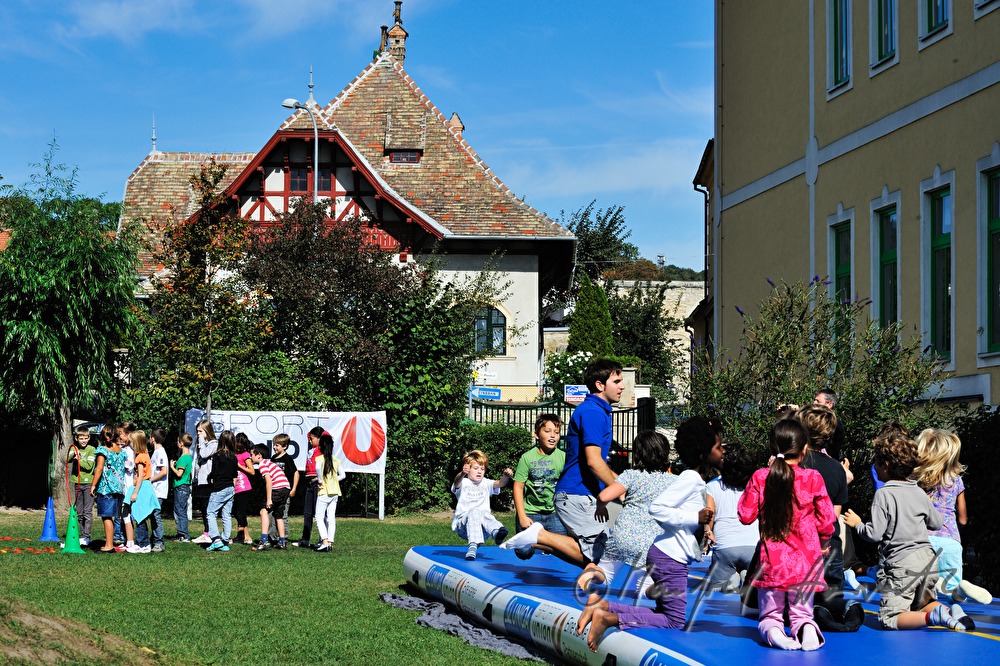 Kinder beim Turnen im Schulhof